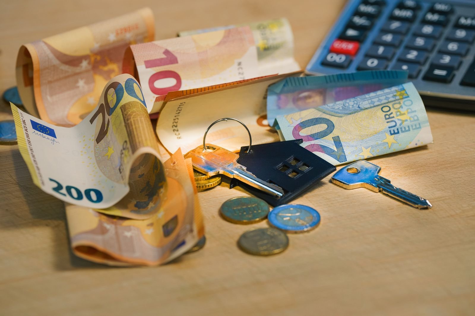 IMU seconda rata 2026 Como - F24 e calcolatrice sulla scrivania di un proprietario