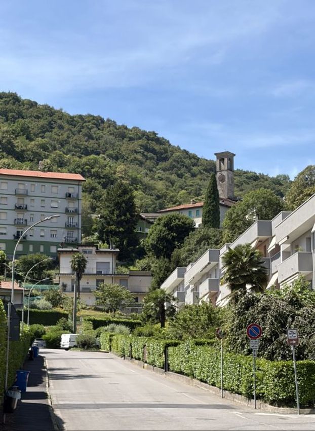 Trilocale Como Tavernola con 2 balconi vicino centro commerciale Bennet