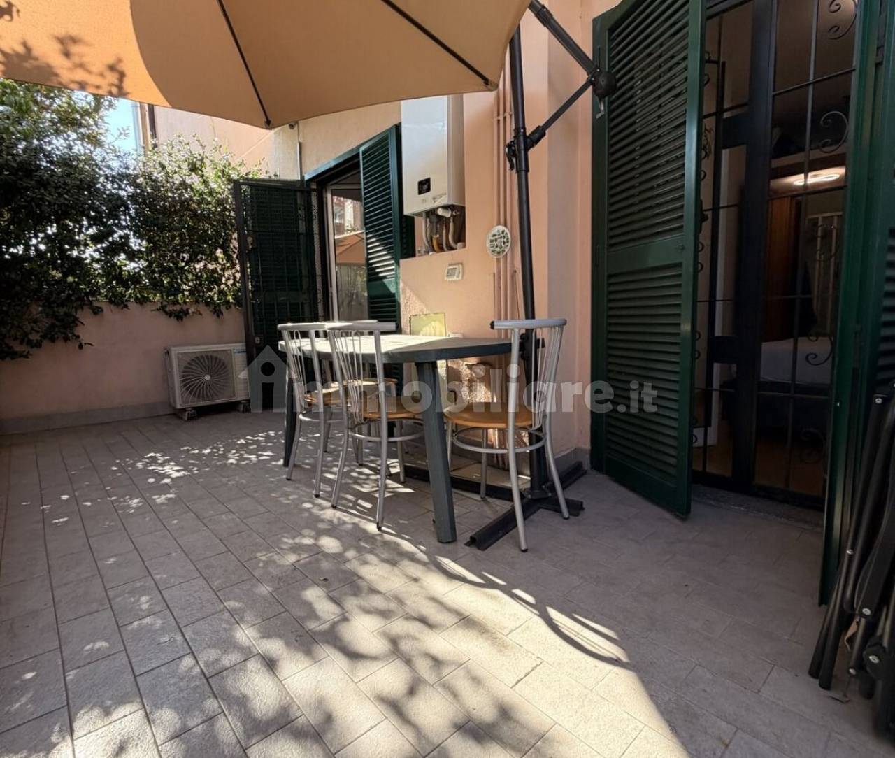 Bilocale Milano Baggio arredato con patio giardino privato e box auto